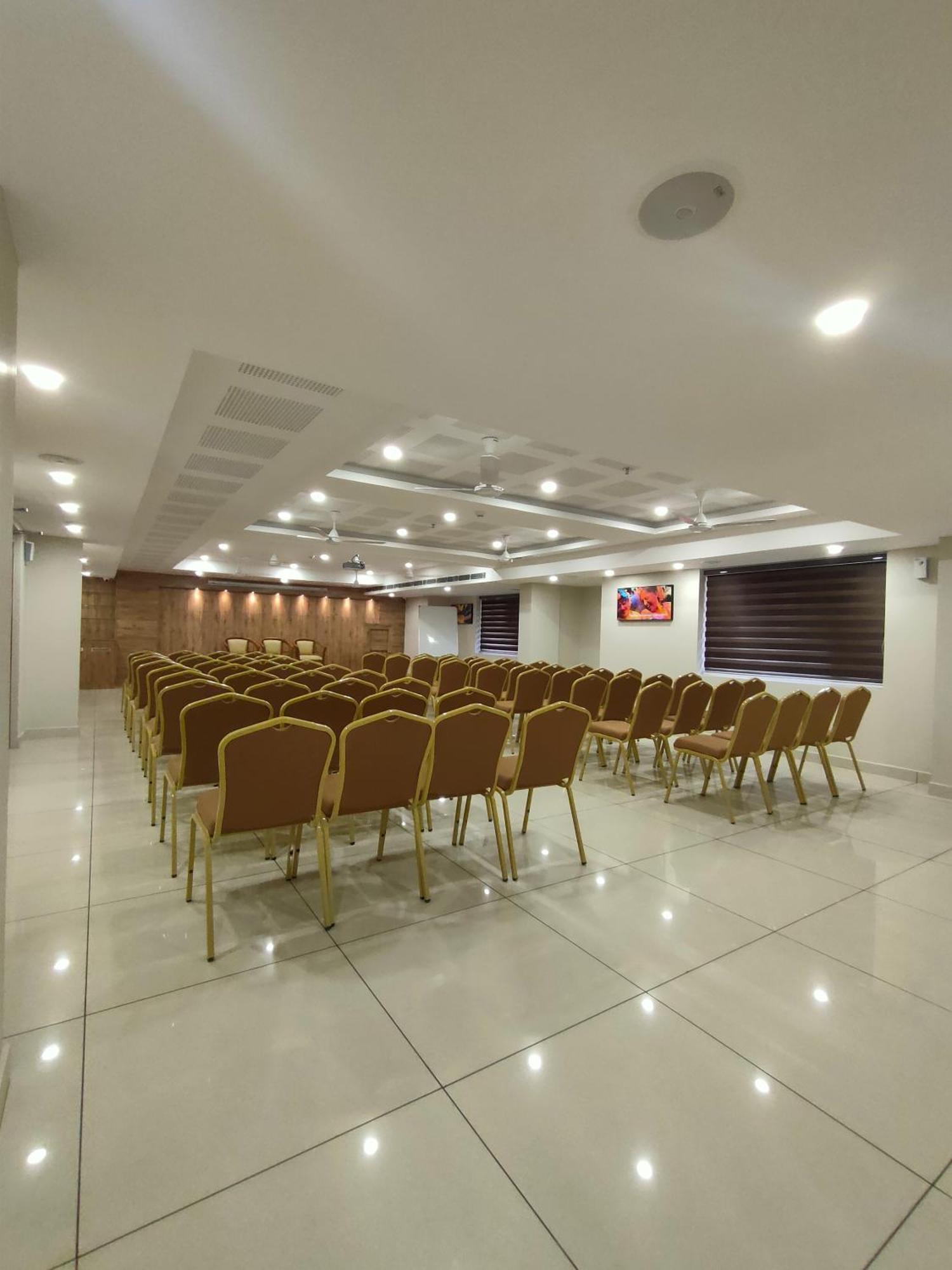 Готель Lumbini Supreme Thrissur Екстер'єр фото
